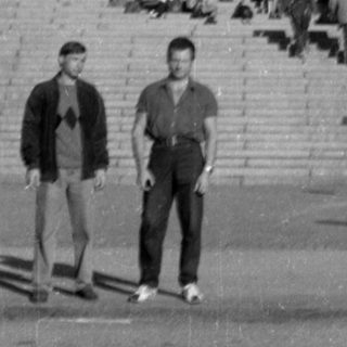Men in front of Naturhistoriska Riksmuseet building.